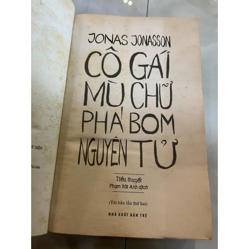 CÔ GÁI MÙ CHỮ PHÁ BOM NGUYÊN TỬ - JONAS JONASSON ( PHẠM HẢI ANH ) 1036191