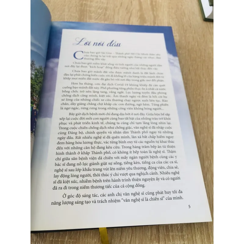 CÂY KÈN VÀ CHIẾC KHẨU TRANG – TÁC PHẨM NGHỆ THUẬT MÙA COVID 📚 973688