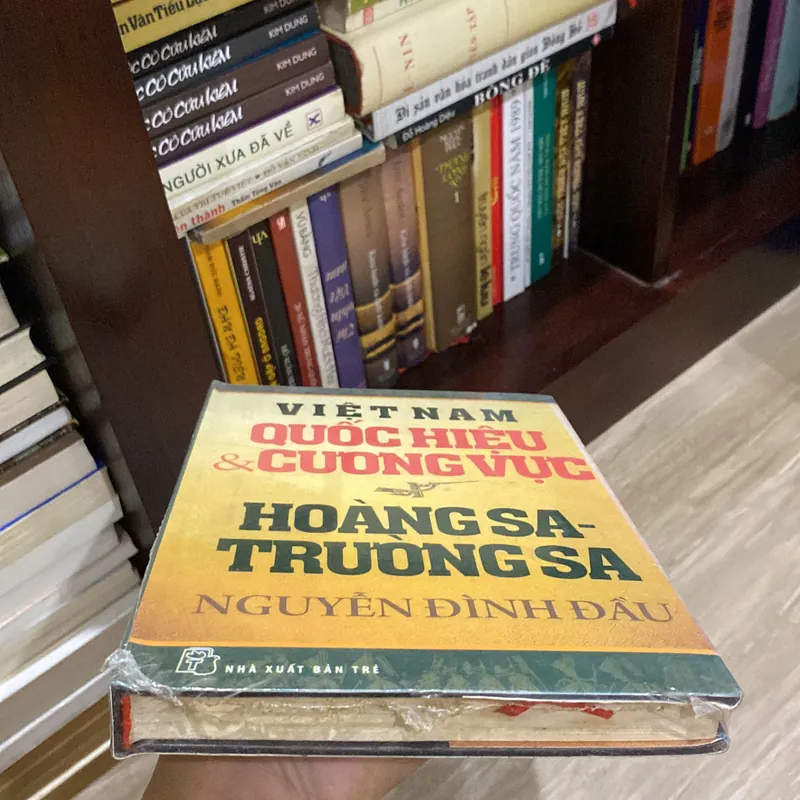 VIỆT NAM, QUỐC HIỆU & CUOWNH VỰC, HOÀNG SA- TRƯỜNG SA, sách nguyên seal chưa bóc nilon 598809