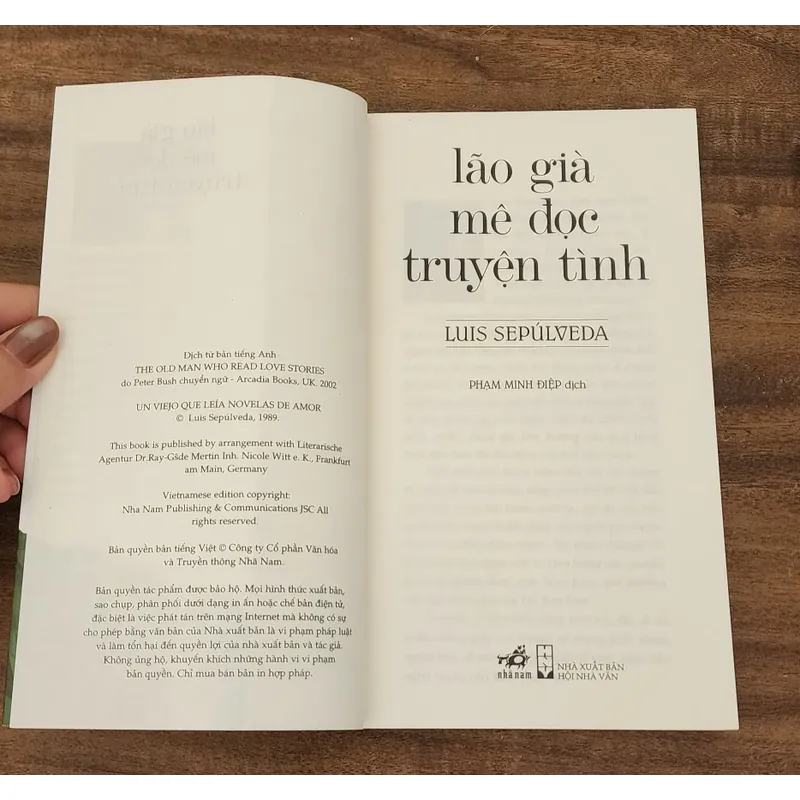 LÃO GIÀ MÊ ĐỌC TRUYỆN TÌNH - Luis Sepúlveda 720270