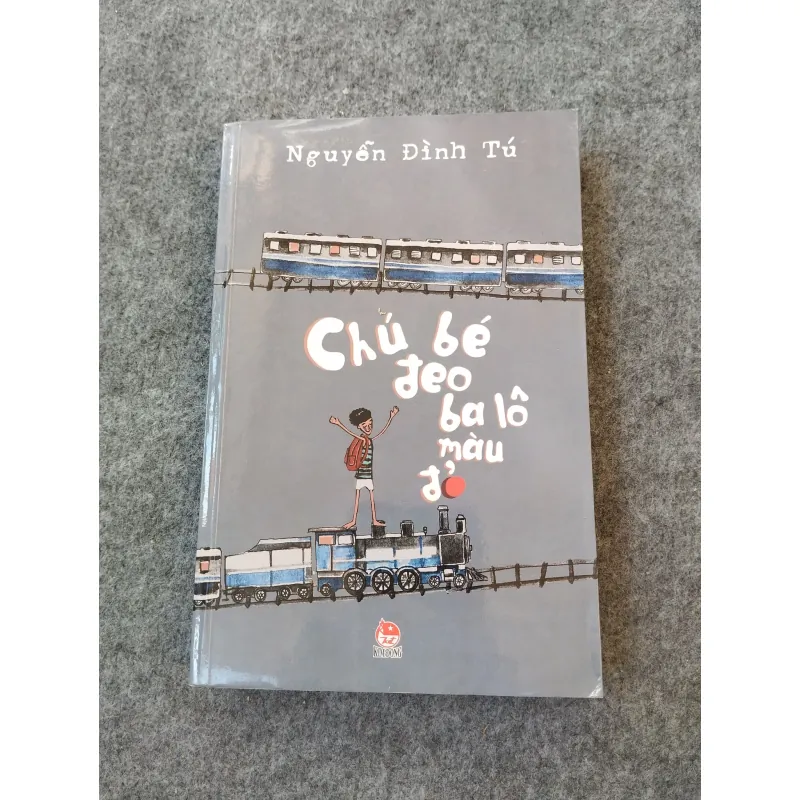 CHÚ BÉ ĐEO BA LÔ MÀU ĐỎ - NGUYỄN ĐÌNH TÚ 720000