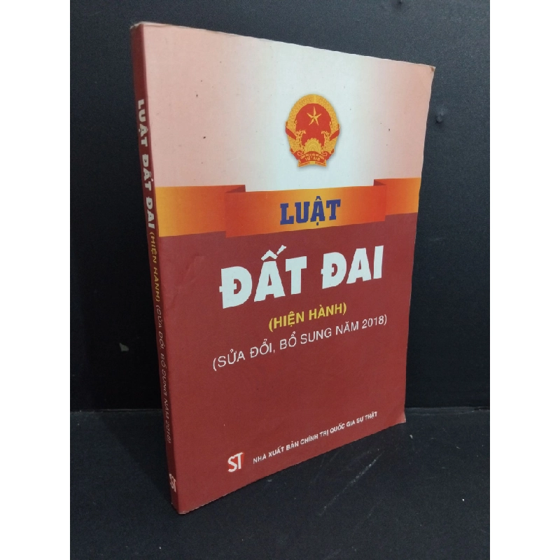 Luật đất đai (hiện hành) mới 80% ố bẩn nhẹ có chữ ký trang đầu 2022 HCM2811 GIÁO TRÌNH, CHUYÊN MÔN Oreka Blogmeo 368438