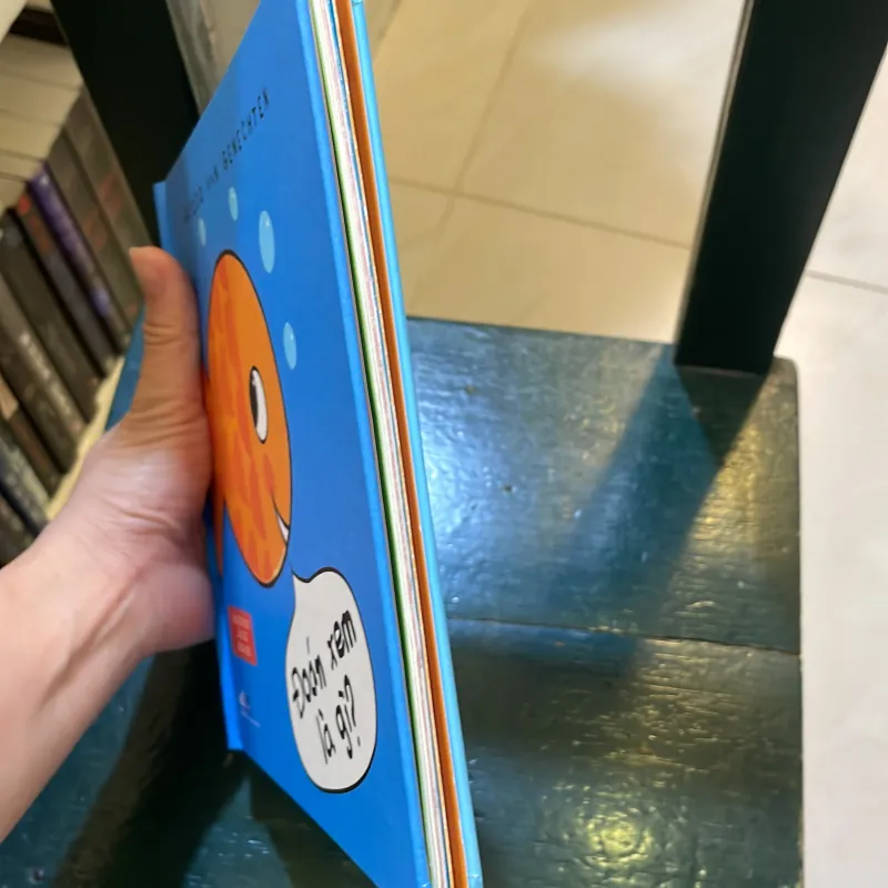 Sách đố vui lật giở song ngữ : Đoán xem là gì ? - Guido Van Genechten  1027410