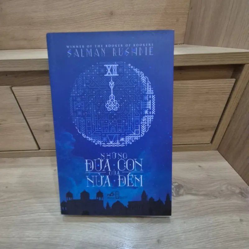 Sách "Những đứa con nửa đêm" 754307