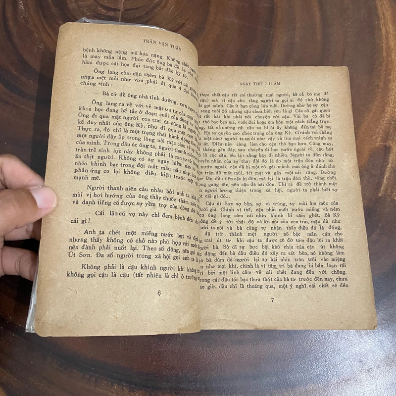 II Tựa sách: Ngày Thứ 7 U Ám (Tiểu thuyết) - Trần Văn Tuấn - 1988 462888