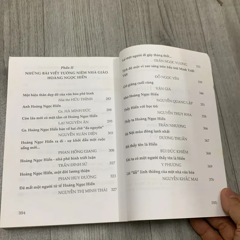 Hoàng ngọc hiến trong lòng bè bạn. 10b1 1026364