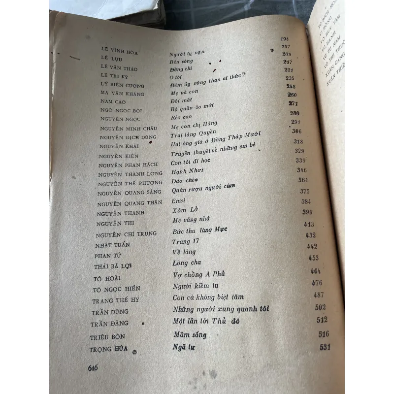 Truyện ngắn Việt Nam 1945-1985, sách khổ lớn , mọt ăn ít trang không ảnh hưởng chữ  795552