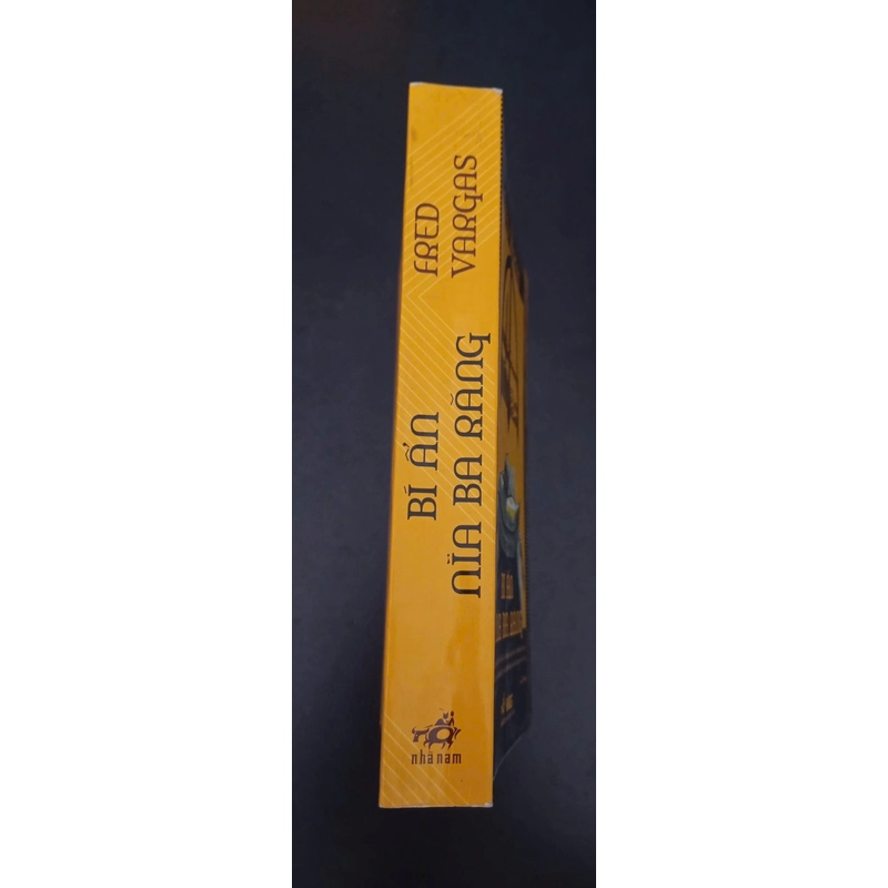 Bí ẩn Nĩa ba răng - Fred Vargas 331846