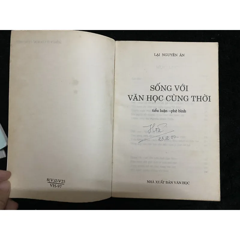 Sống với văn học cùng thời- Lại Nguyên Ân 1003332