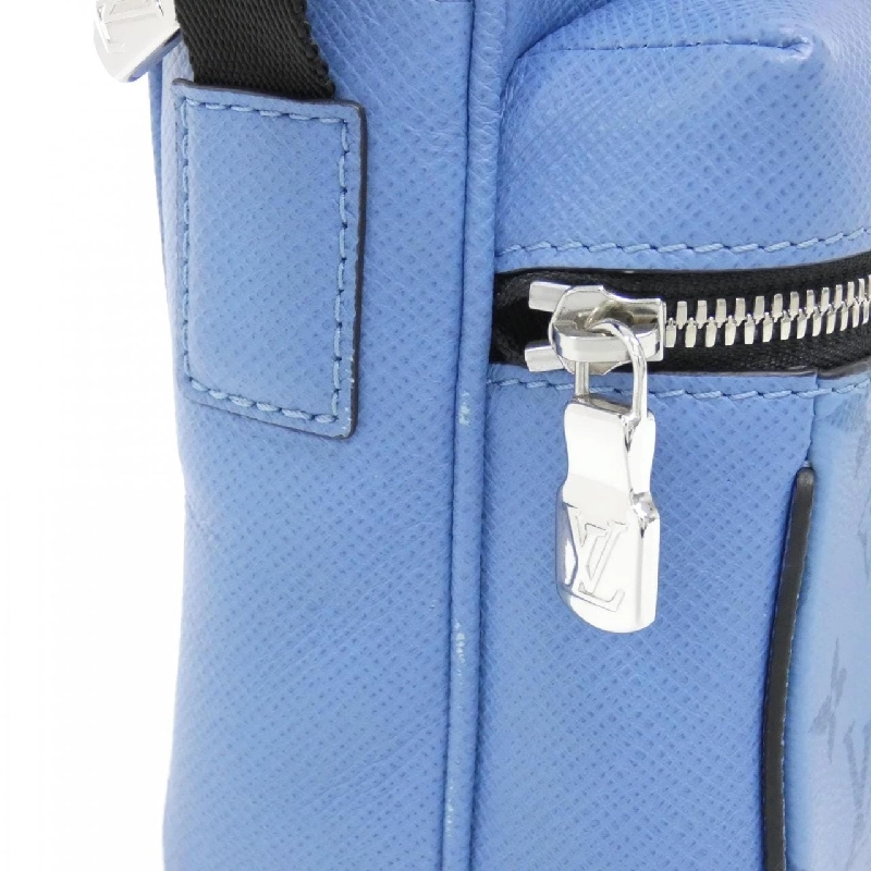 Túi đeo chéo ngoài trời Louis Vuitton Taiga Lama M30749 610681