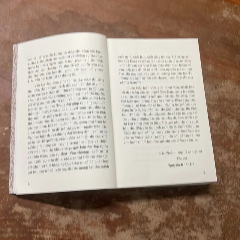 CUỘC ĐỜI QUA NHỮNG TRANG VĂN ( LÝ LUẬN PHÊ BÌNH) - NGUYỄN KHẮC ĐÀM 682064