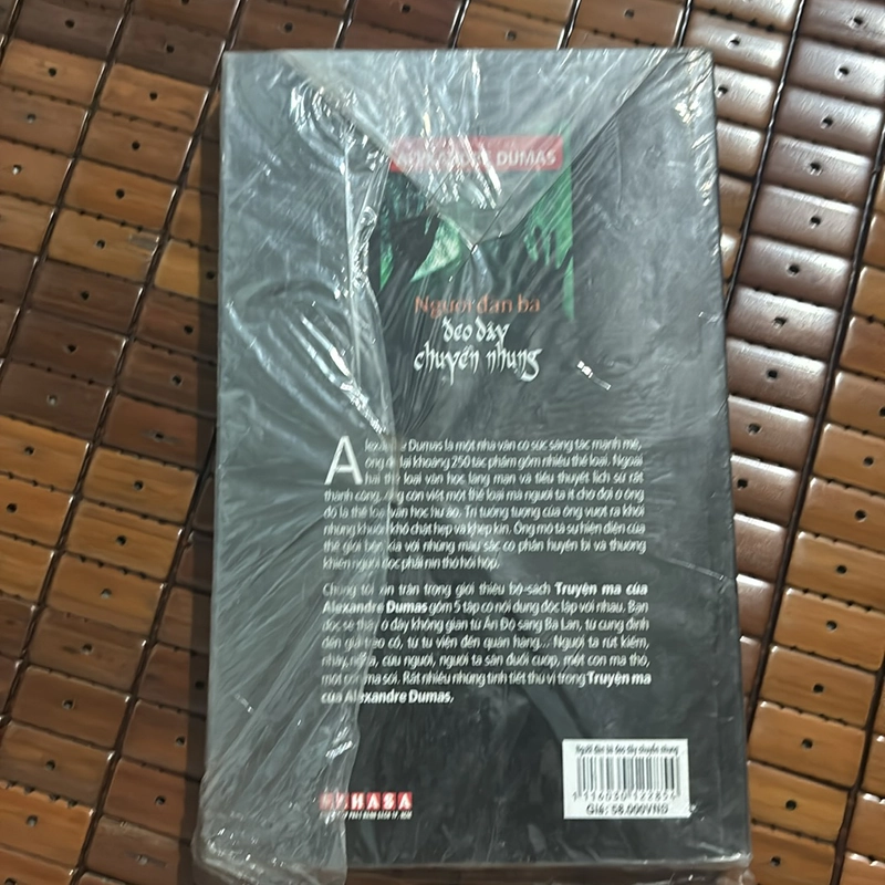 Người đàn bà đeo dây chuyền Nhung 537479