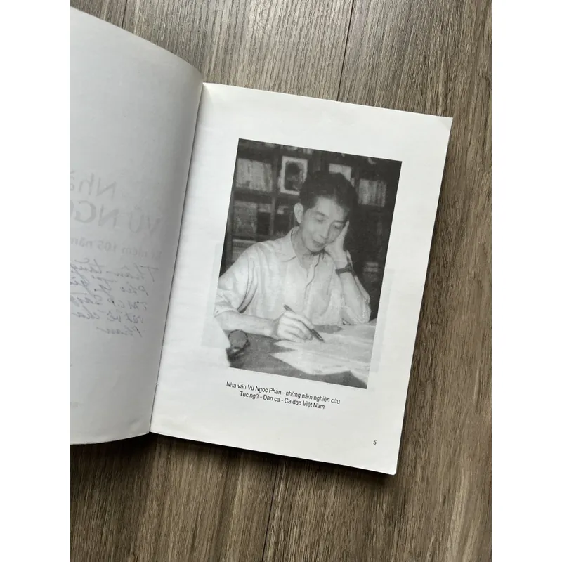 Nhà văn Vũ Ngọc Phan (sách kỷ niệm 105 năm ngày sinh) kèm chữ ký tặng 719232