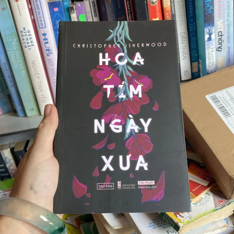 Hoa Tím Ngày Xưa" của tác giả Christopher Isherwood 996465