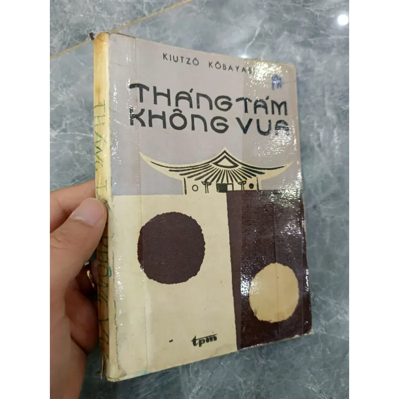 Tháng Tám không vua 1009025