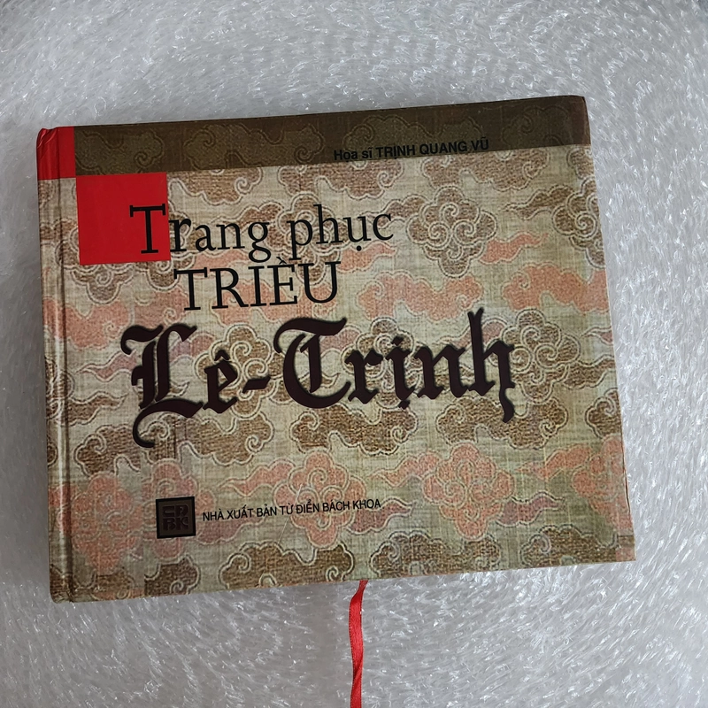 Trnag phục triều Lê Trịnh, bìa cứng, in màu 411740