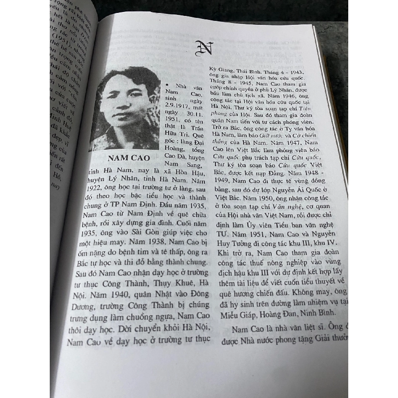 Từ điển Tác Giả-Tác Phẩm văn học Việt Nam dùng cho nhà trường (bìa cứng) 777759