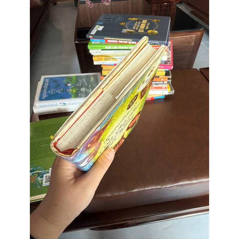 CON CHÓ NHỎ MANG GIỎ HOA HỒNG – Bản bìa cứng -  NGUYỄN NHẬT ÁNH- K3 1001331