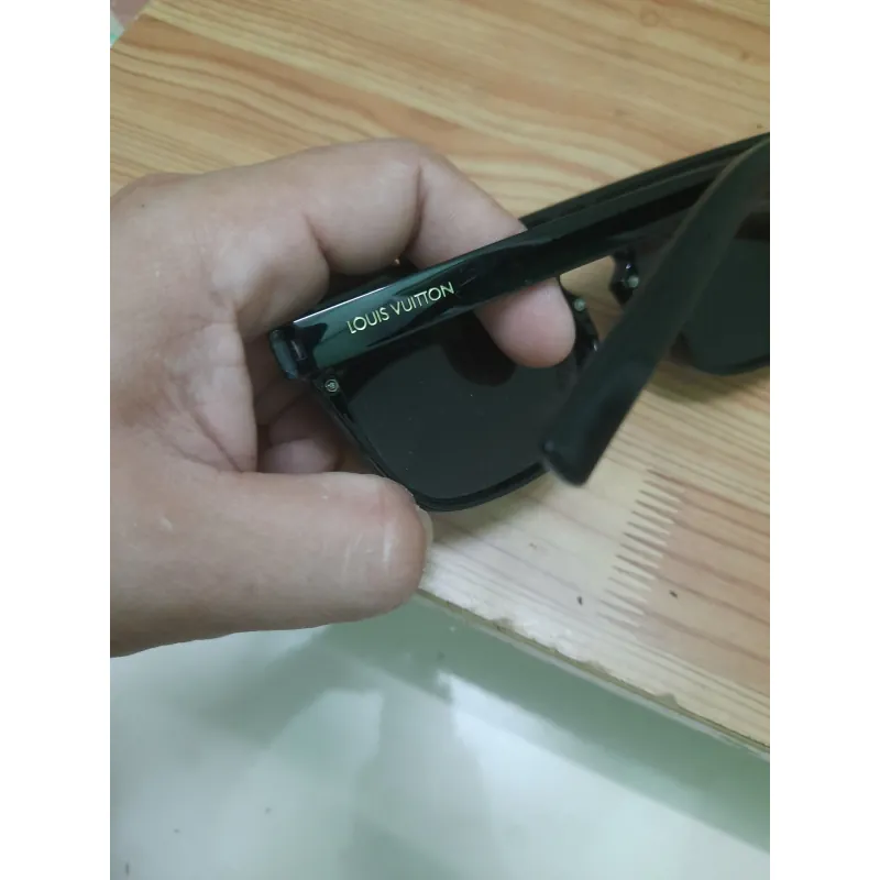 Kính mát LV Nam Nữ thời trang cao cấp đen phối logo vàng 973257