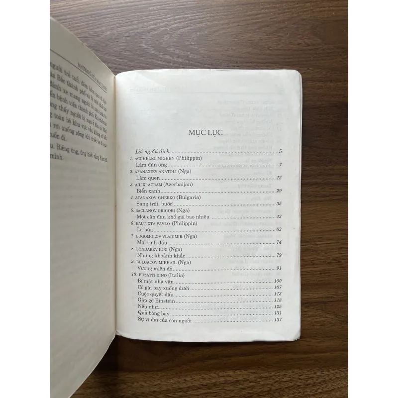 Những ô cửa màu xanh - Đoàn Tử Huyến dịch 974990