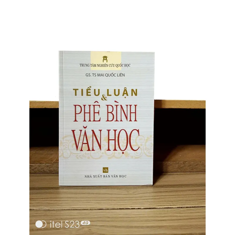 Tiểu luận & phê bình văn học 746205