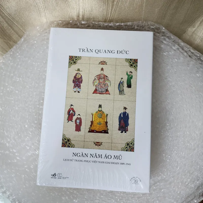 Ngàn năm áo mũ bản đặc biệt bìa cứng đánh số bụng nhũ vàng | trần quang đức 931419