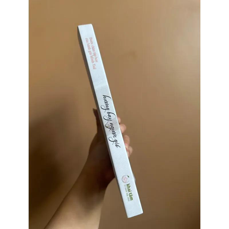 Hương bay ngược gió: Bước chân tập học của hành giả Minh Tuệ 733555