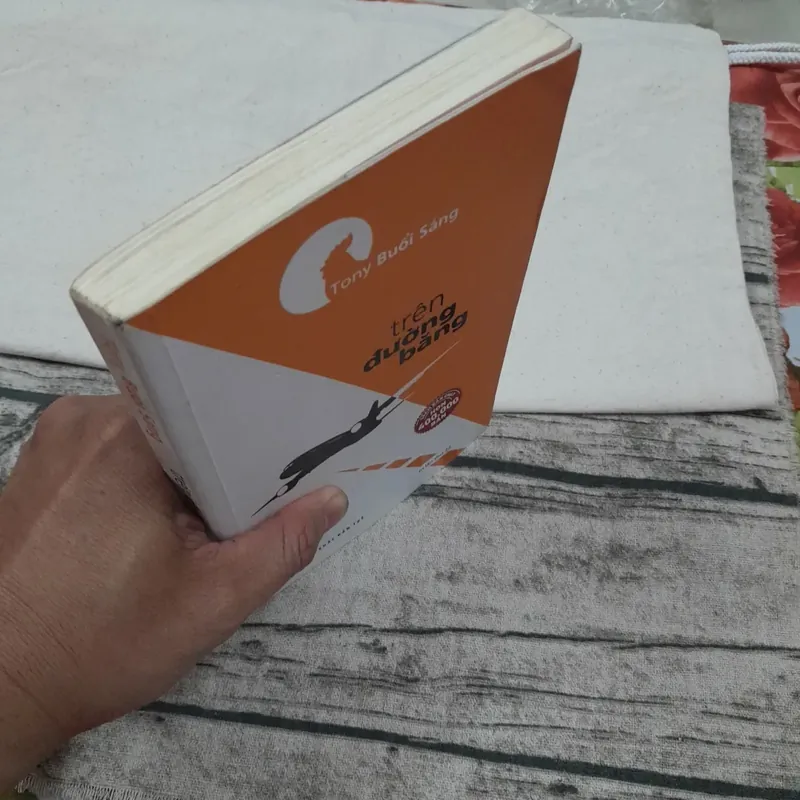 Tony buổi sáng: trên đường băng. In lần 22 596167