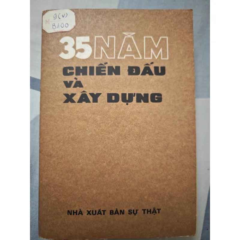 Sách Chiến đấu và xây dựng 35 năm - Nhà xuất bản Sự Thật 695018