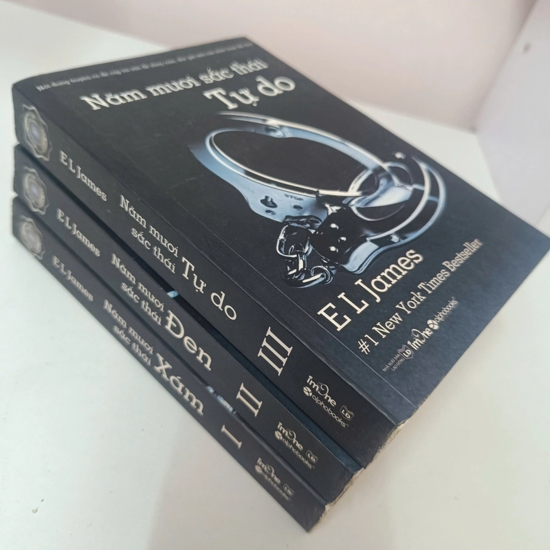 Năm mươi sắc thái (trọn bộ ba tập - Xám, Đen, Tự do) - E L James 543610