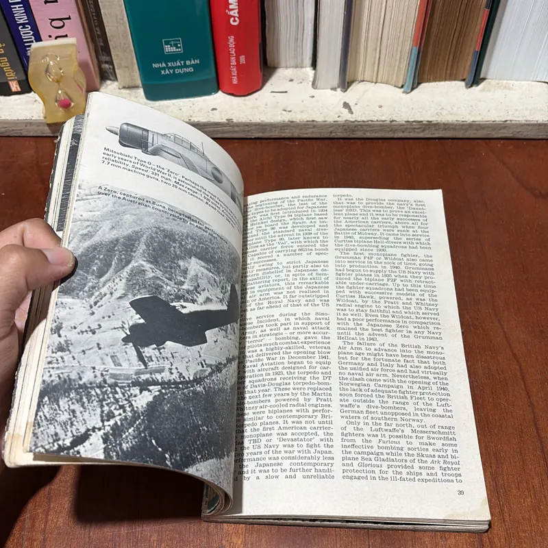 II English Books: Aircraft Carrier The Majestic Weapon - Donald Macintyre 727038