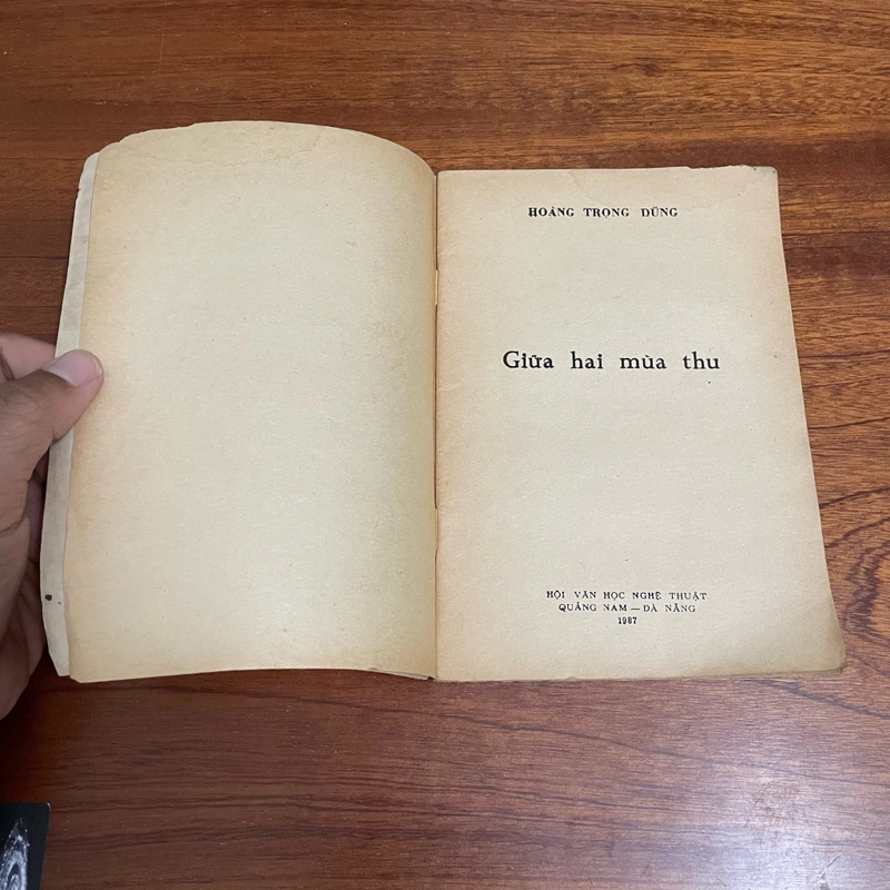 II Sách xưa: Thơ _ Giữa Hai Mùa Thu - Hoàng Trọng Dũng - 1987 493000