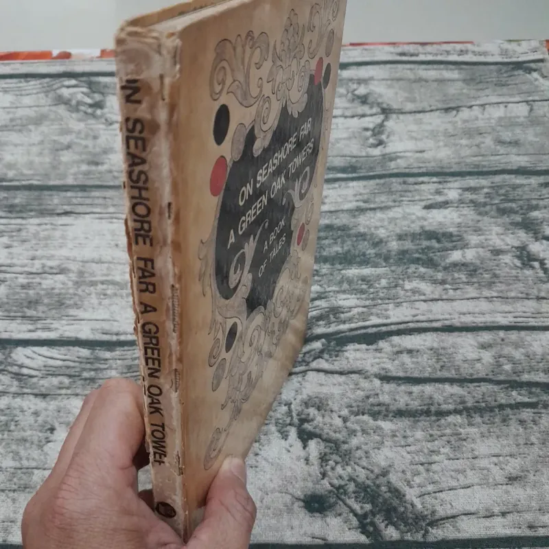 Cổ tích tiếng Anh. On Seashore Far A Green Oak Towers. A book of Tales 730858