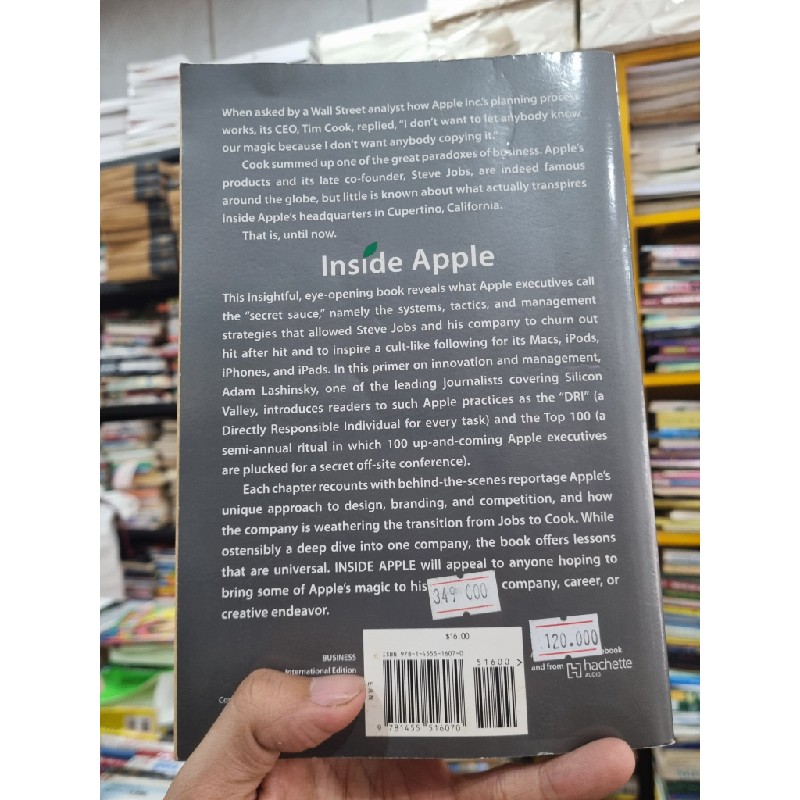 INSIDE APPLE : HOW AMERICAN'S MOST ADMIRED AND SECRETIVE - COMPANY REALLY WORKS - Adam Lashinsky 144136