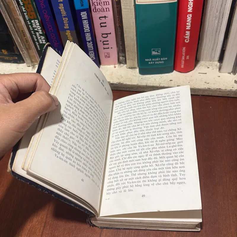 II Văn Học Nước Ngoài: Va-len-tin XÊ-RỐP _ V. XMI-RƠ-NÔ-VA RA-KI-TI-NA _ 1983 752317