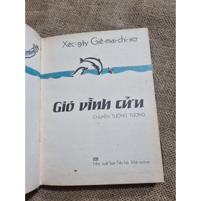 Gió Vĩnh Cửu _ Nhà xuất bản Cầu Vồng 223419