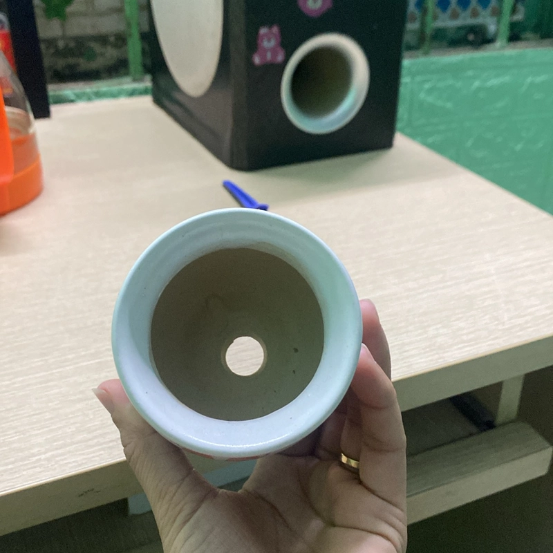 Chậu mini hình bầu dục màu trắng có hình cún dễ thương màu vàng, bề ngoài láng mịn 471823