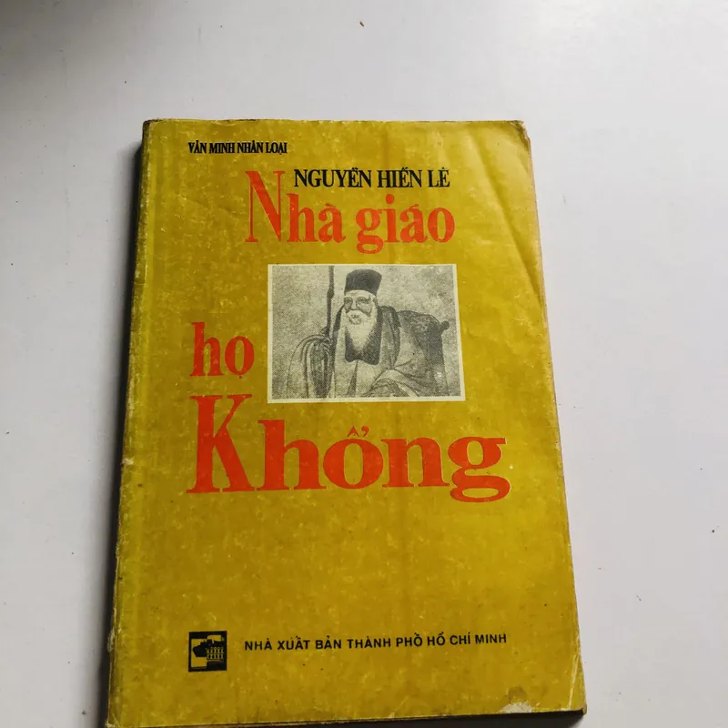 NHÀ GIÁO HỌ KHỔNG ( Nguyễn Hiến Lê) - 130 trang, nxb: 1992 - Giá: 40k 568245