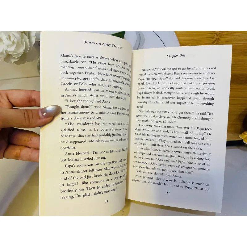 [Sách tiếng Anh 2hand] Like new 90% - Bombs on Aunt Dainty – Judith Kerr 960513