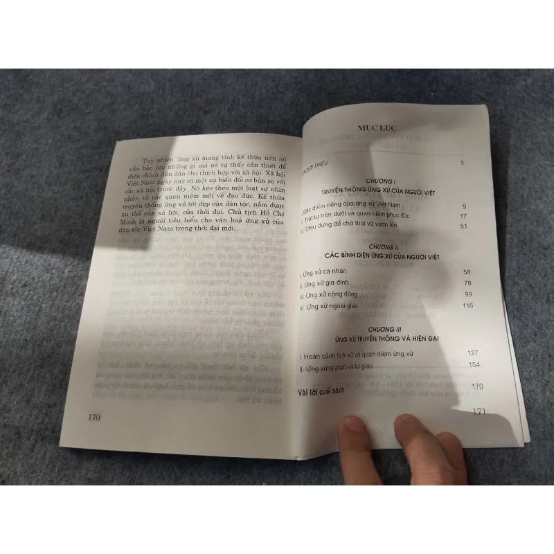 NGHỆ THUẬT ỨNG XỬ CỦA NGƯỜI VIỆT 720011