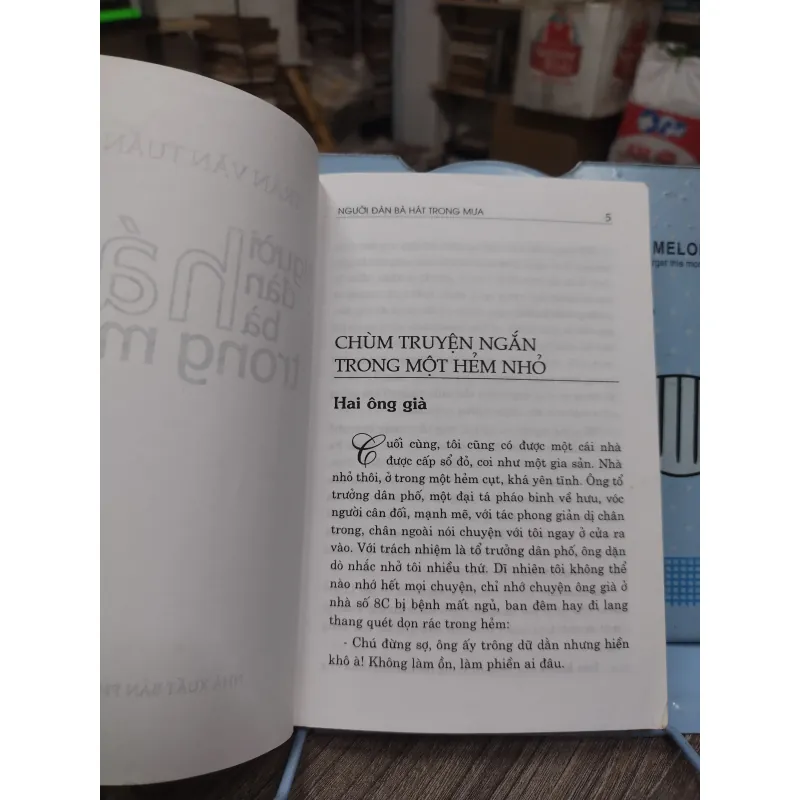 Sách: Người đàn bà hát trong mưa - Trần Văn Tuấn (B1) 721165