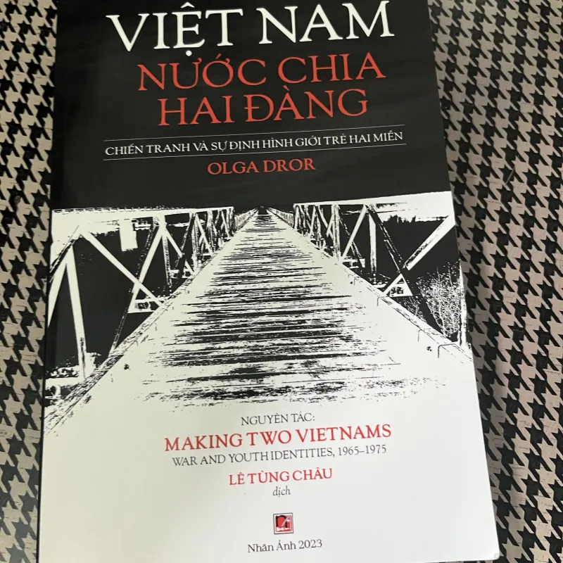 Việt Nam nước chia 2 đàng: chiến tranh và sự định hình giới trẻ 2 miền (Olga Dror)sách gốc 936739