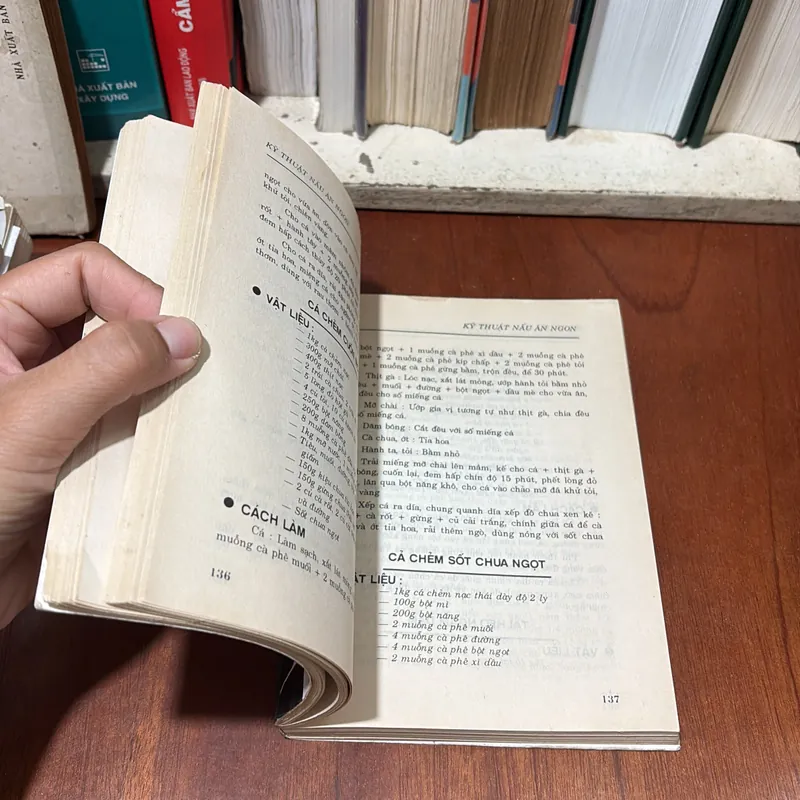 II Sách Nấu Ăn: Nấu Ăn Rau Quả _ Món Ăn Thầy Thuốc - Thu Minh - 1996 722502