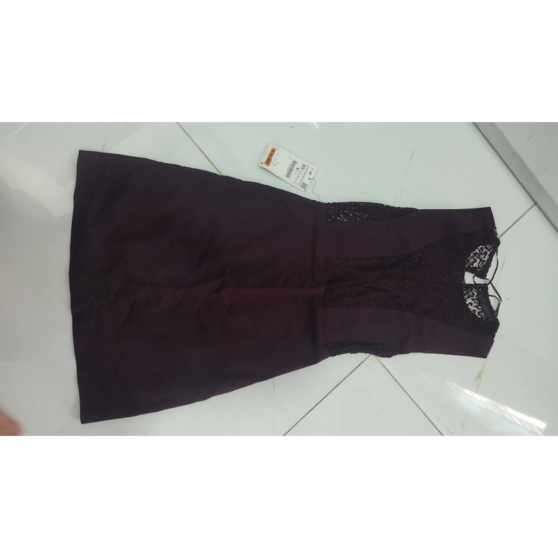 Đầm Zara Traffaluc phối ren màu đỏ mận 474024