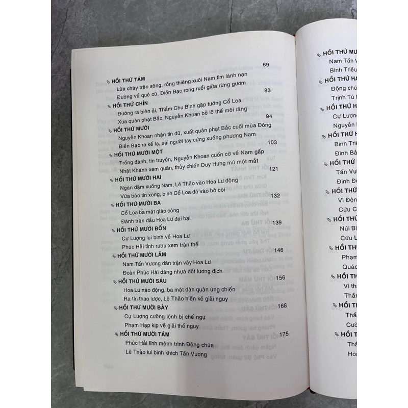 MƯỜI HAI SỨ QUÂN - TIỂU THUYẾT LỊCH SỬ ( 2 cuốn ) 387545