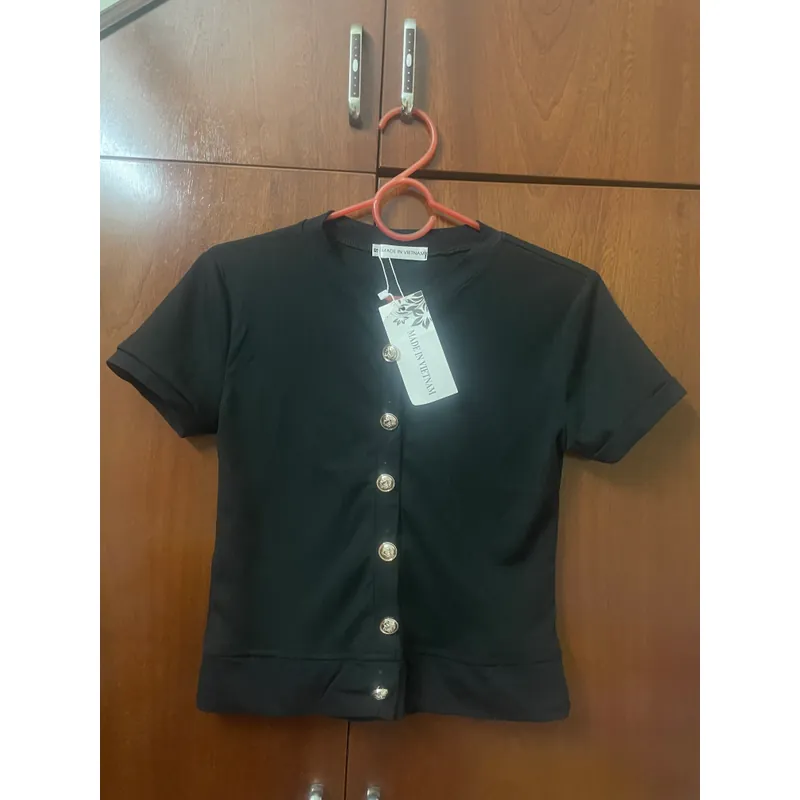 Áo thun đen - nút vàng  558372