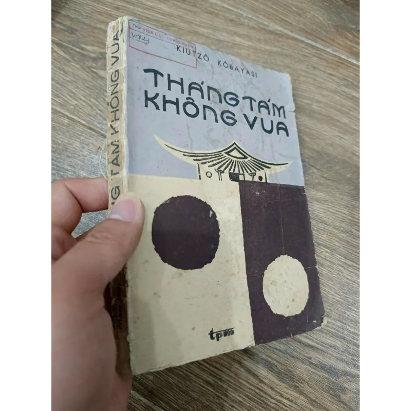 Tháng Tám không vua 977604