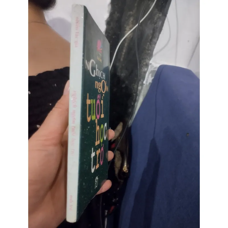cuốn sách có tên là "Nghịch ngợm tuổi học trò" 1025387