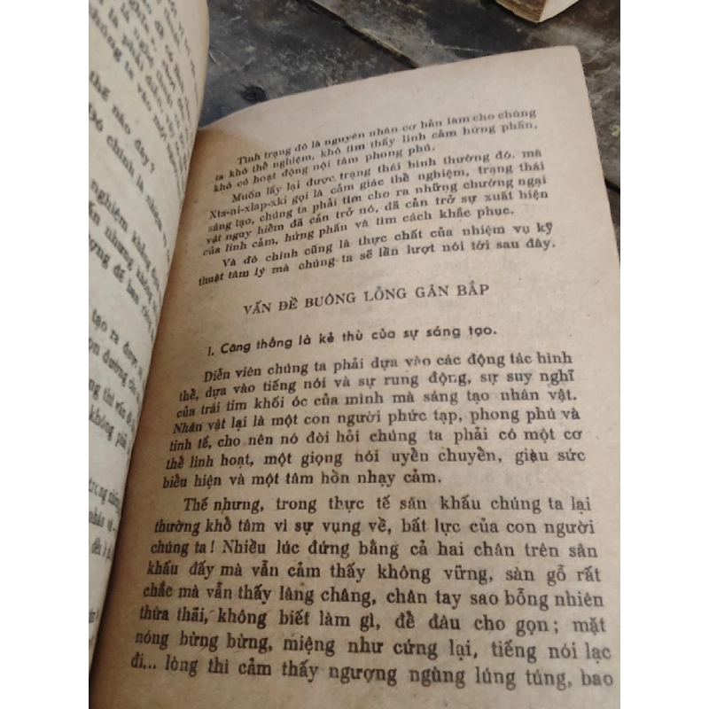 Nghệ thuật biểu diễn hiện thực tâm lý - Đình Quang 1026961