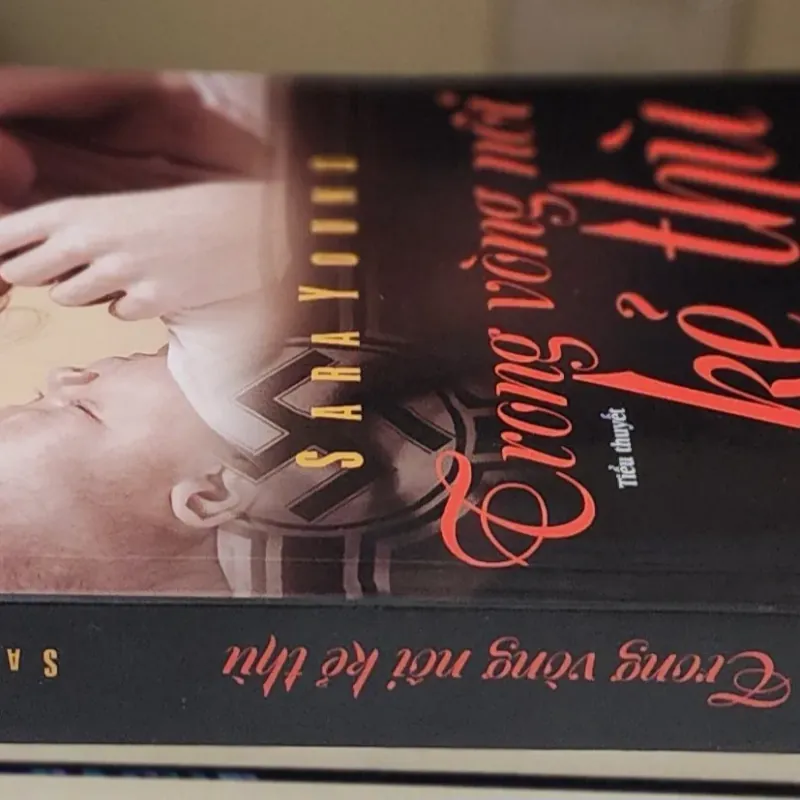 Tiểu thuyết của Sara Young: TRONG VÒNG NÔI KẺ THÙ (Giấy xốp) 715516